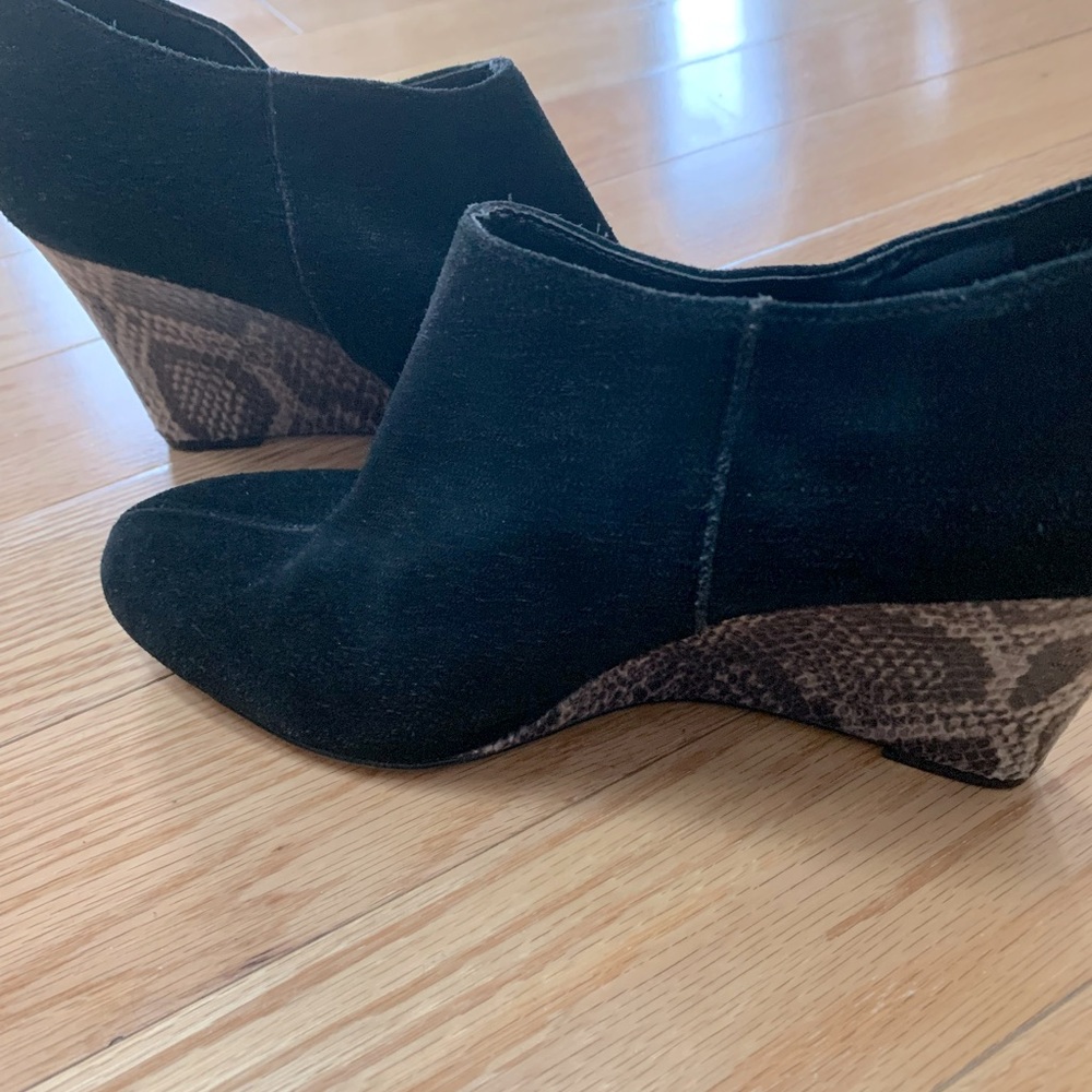 Sz 7.5 Ann Taylor Loft wedge boots.